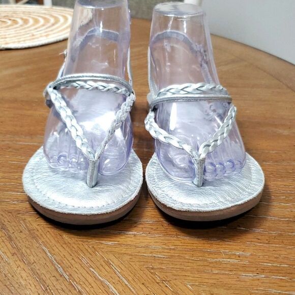 Rock & Candy  Blaney Silver Thong Sandals, Size 7 - Picture 2 of 7